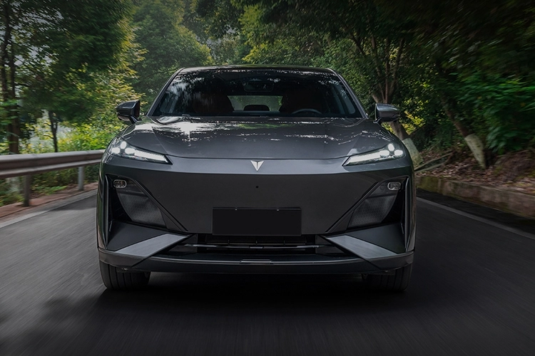 A silver Changan Deepal S07 driving down a country road.